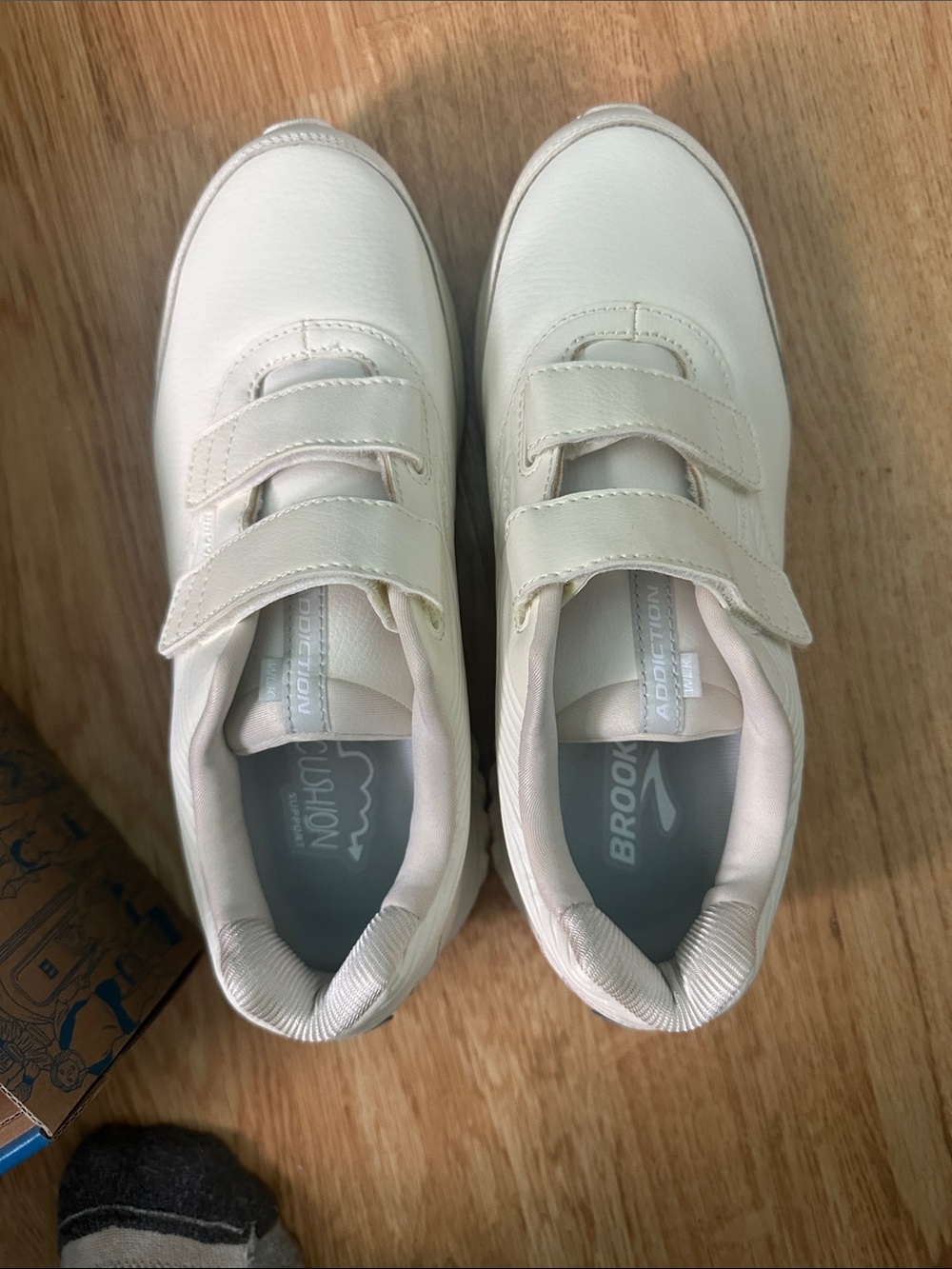 Brooks White addiction walker v strap 2 Hook-and-Loop Sneakers